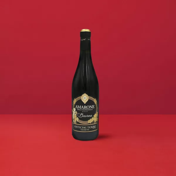 Flasche Amarone Classico Antiche Terre DOCG, zeigt seine tiefe granatrote Farbe