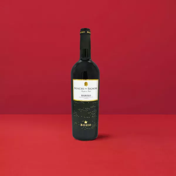 Bottiglia di Barolo Bosio DOCG su sfondo rosso, che cattura l&#039;essenza del vino dei re