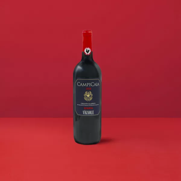 Elegante Flasche Chianti Classico Riserva Vignole DOCG auf einem vibrierend roten Hintergrund