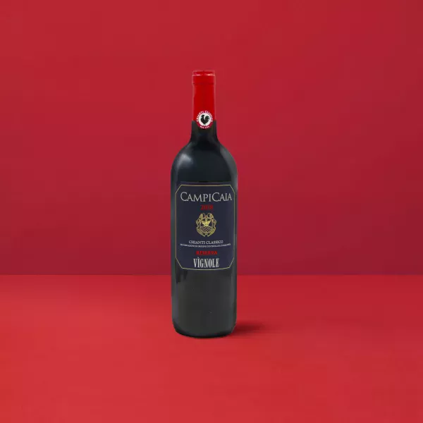 Elegante Flasche Chianti Classico Riserva Vignole DOCG auf einem vibrierend roten Hintergrund