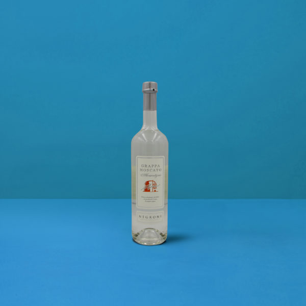 Bouteille de Grappa Moscato Negroni (70cl) sur fond bleu, reflet de la distillation artisanale et de la qualité italienne.