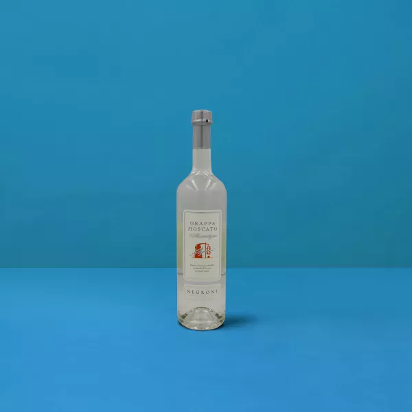 Flasche Grappa Moscato Negroni (70cl) auf blauem Hintergrund, ein Spiegelbild der handwerklichen Destillation und der italienischen Qualität.