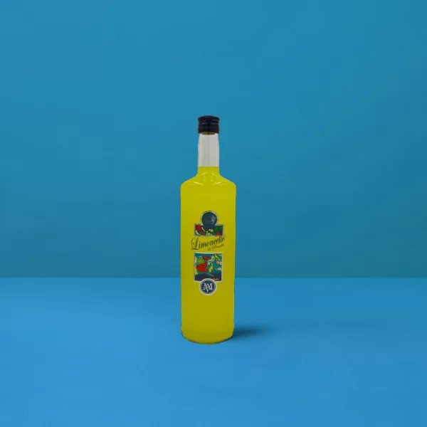 Bottiglia (1 litro) di Limoncello di Procida giallo brillante su sfondo blu, che evoca i caldi raggi del sole dell&#039;isola di Procida.