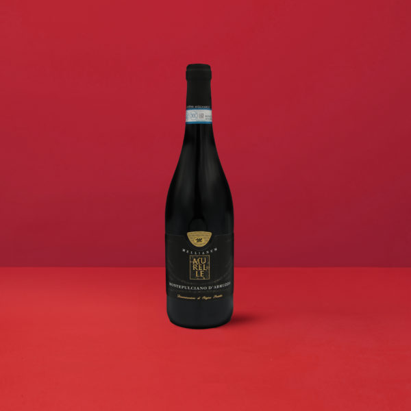 Montepulciano d&#039;Abruzzo Murelle DOP-Flasche auf rotem Hintergrund, Verkörperung des Reichtums von Abruzzo