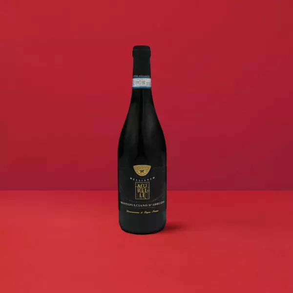 Montepulciano d&#039;Abruzzo Murelle DOP-Flasche auf rotem Hintergrund, Verkörperung des Reichtums von Abruzzo