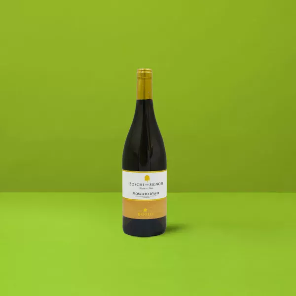 Bottiglia di Moscato d&#039;Asti Bosio DOCG su sfondo verde, simbolo della dolcezza e della festa italiana.