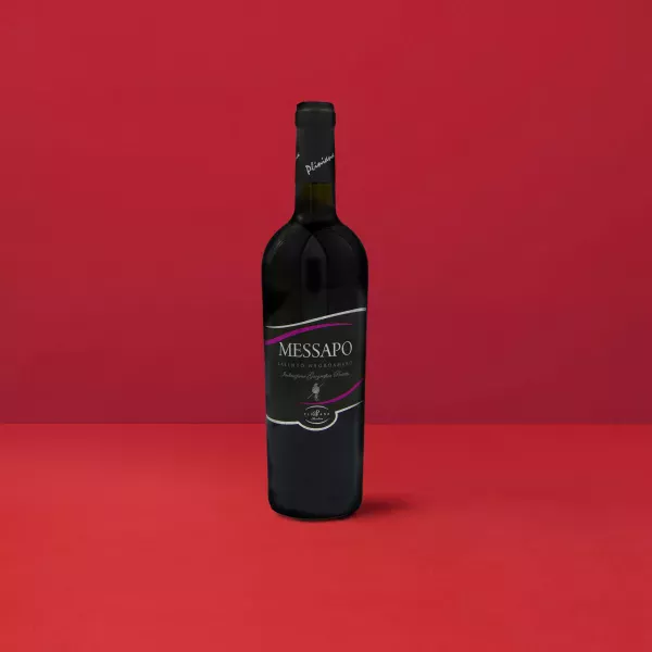 Flasche Salento Negroamaro Messapo IGT, die das Rubinrot und die Nuancen der Weine des Salento hervorhebt