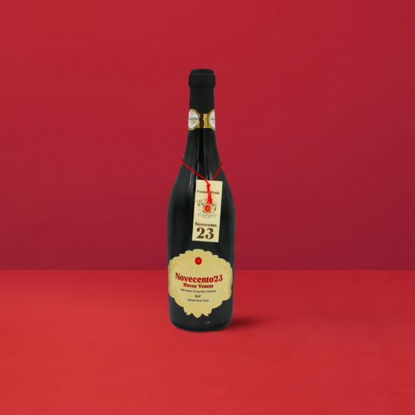 Bouteille de Novencento 23 Rosso Veneto IGP sur fond rouge