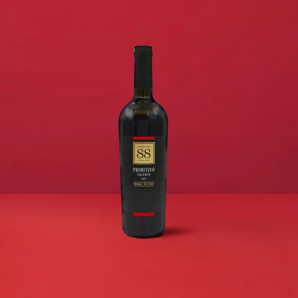 Flasche Ottantotto 88 Primitivo Salento IGT mit seiner tiefroten Farbe und Reflexionen, Symbol für einen reichen und würzigen Wein.