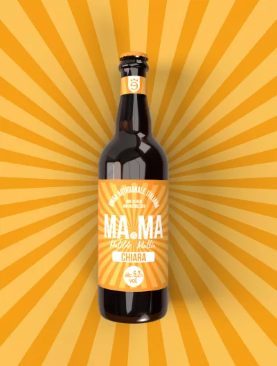 Bottiglia di birra artigianale Chiara MaMa su sfondo giallo