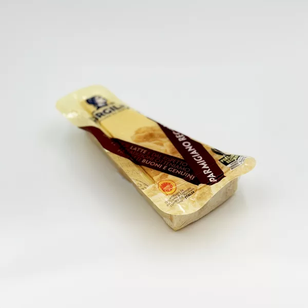 Pezzo di Parmigiano Reggiano stagionato 18 mesi, disponibile in confezioni da 300g