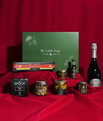 Coffret Cadeau Superiore My Little Italy présenté sur fond rouge avec sa sélection de spécialités italiennes