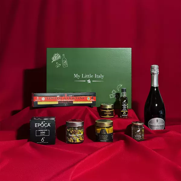 Coffret Cadeau Superiore My Little Italy présenté sur fond rouge avec sa sélection de spécialités italiennes