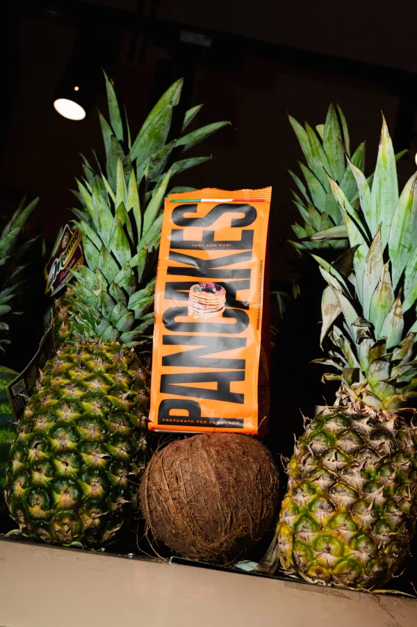 Préparation pour pancakes Molini Pizzuti présentée avec des ananas et noix de coco frais