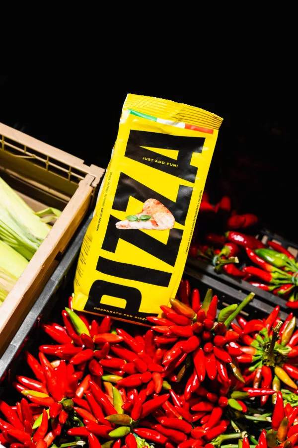 Préparation pour pizza Molini Pizzuti présentée avec des piments rouges frais du marché