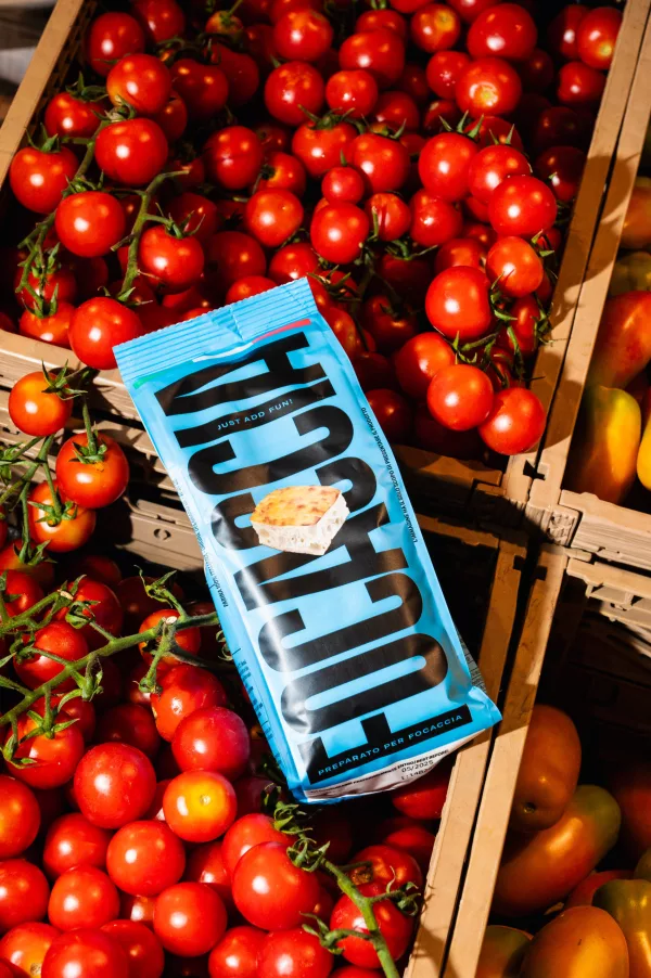 Préparation pour focaccia Molini Pizzuti présentée sur un lit de tomates cerises italiennes fraîches au marché