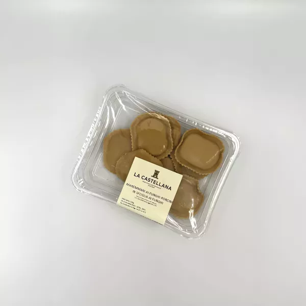 Frische Ravioli mit Steinpilzen, handwerkliche toskanische Spezialität mit Porcini