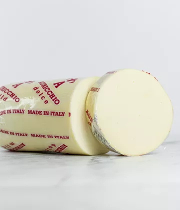 Provolone Dolce Auricchio avec sa croûte caractéristique blanche et ses inscriptions rouges Made in Italy