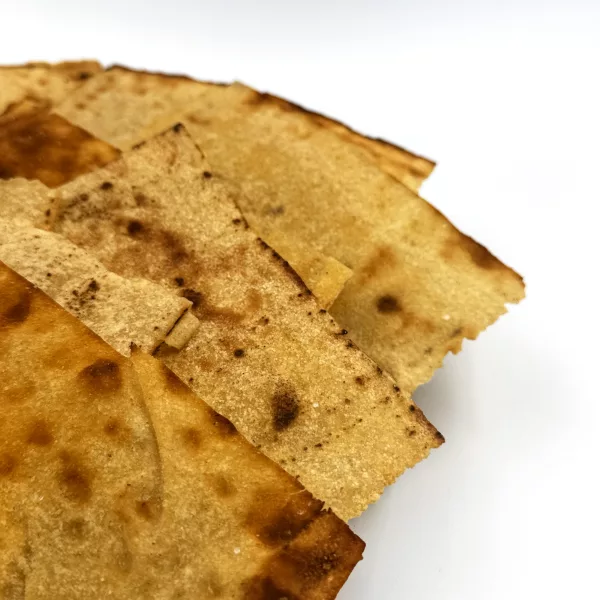 Goldene und knusprige Textur von Pane Guttiau, sardischem Brot mit Olivenöl
